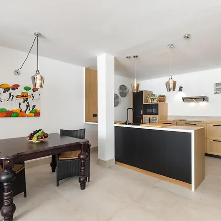 Home2book Elegant With Jacuzzi Vila